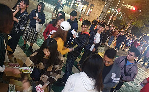 罷韓秒殺！「光復高雄」貼紙夯到爆 民眾逢甲大學發數千張迅速被領完