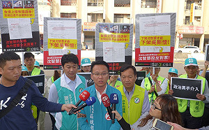 不滿文宣被攔截  莊競程赴警所抗議 沈智慧陣營：與總部無關