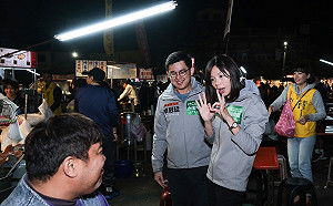 洪慈庸卓冠廷合體衝夜市 「后里女兒」掃街展柔情