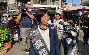 （影）贏在身材？媽媽掃市場幫拉票 吳怡農：我很有信心