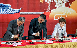 春聯不再只有漢字！內政部長徐國勇與新住民揮毫賀新年