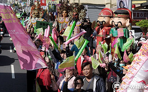 蔡英文狂掃彰化  支持者花樣多「王爺、招財爺」都來了