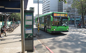 年節採買交通就靠它！高雄市免費公車串聯各大商圈接駁