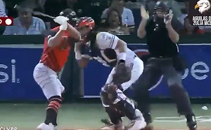 棒球／太暴力！委國打者挨觸身球　卻拿球棒狂打捕手洩憤(影)