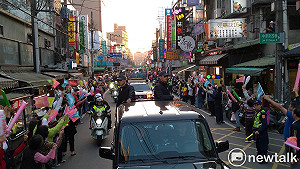 蔡英文狂掃桃園行經學校 學生衝出尖叫替小英加油