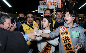 雞排妹鄭家純首次助選獻給洪慈庸！狂掃夜市人氣激爆