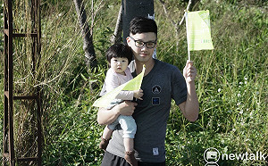 良影一二》爸爸媽媽阿公阿嬤抱孩子挺小英 為孩子投下一票