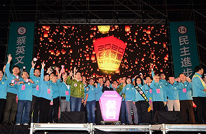 綠營台中選前之夜湧進7萬人  賴清德現身全場high翻天