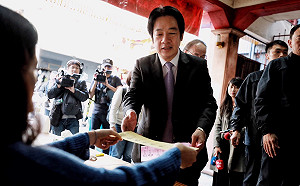 賴清德現身台南廣州宮投票 下午趕抵台北看開票