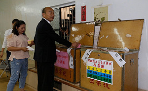 韓國瑜、韓冰現身！高雄林園戶籍地投票全程低調不發一語