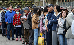 馬英九排隊等待  投下神聖一票