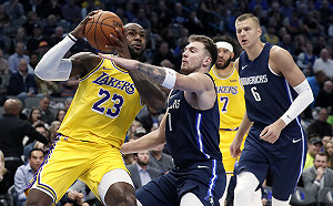 NBA／超越籃球之神喬丹！詹皇靠這招戰鬥陀螺大轉身(影)