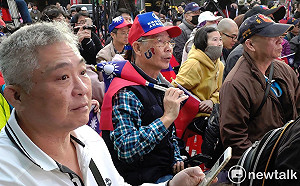 韓國瑜票數落後 藍營支持者神情嚴肅