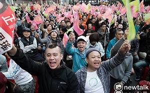 現場直擊》英粉集結蔡英文競選總部  現場歡聲雷動不斷