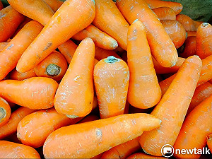 胡蘿蔔吃太多會導致維生素A中毒？食藥署闢謠：並非主因