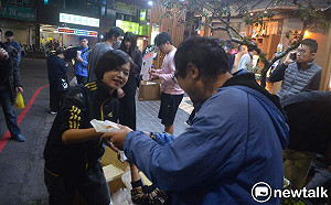 賀蔡易餘減肥失敗連任成功 小商人嘉市送雞排