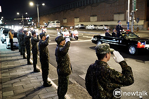 黑鷹殉職將士移柩 沿路民眾致意、蔡英文親悼