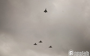 現場直擊》黑鷹直升機及幻象2000型機進行「追思致敬」隊形編隊衝場