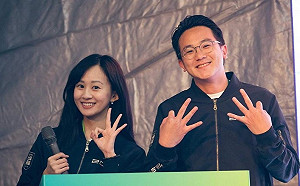 蔡英文國際記者會翻譯正妹  竟是四年前的「脫裙女孩」