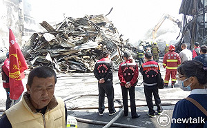 (影)楠梓臨加油站紡織廠倉庫大火 北高雄全面空汙警戒