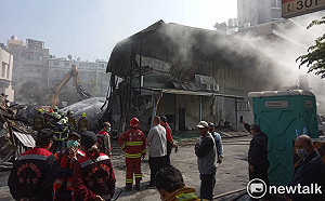 (影)高雄楠梓大火！韓國瑜先拍影片再勘災