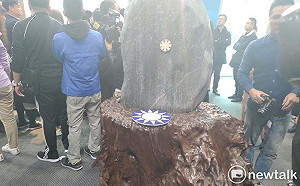 打起來！藍青年「清黨」大鬧國民黨 連黨徽都掉了