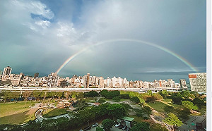 台北出現一道大彩虹  蔡英文、吳敦義「心情大不同」