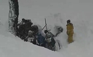 （影）克什米爾地區雪崩逾百死  暴雪中急尋倖存者