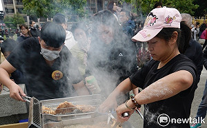 等「一塊雞排」...人龍塞爆公園、馬路！連小朋友都走失
