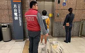 綠蠵龜傷病擱淺石門 搭高鐵南下就醫