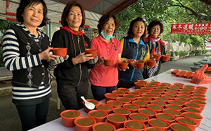 持續15年寒冬送暖  中市國光社區愛心年糕分享弱勢家庭