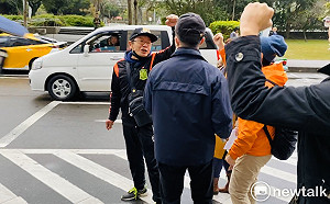 （影）撐港人政治庇護遊行 路過男嗆：我們都是中國人 港人滾回香港