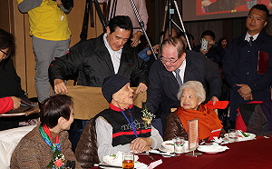 馬英九祝福獨居長者，甫升格外公自嘲已「初老」