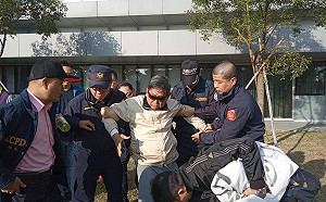 面見韓國瑜陳情未果 立委落選人李柏融身懷汽油保特瓶遭法辦