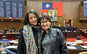 蕭美琴畢業了！ 綠委爭相合照依依不捨