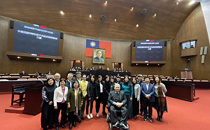 卸任立委發表畢業演說  勝選的他也來發言引來一陣笑聲