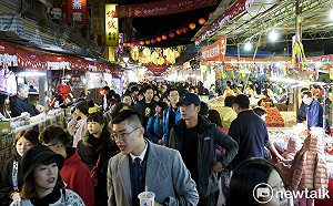 現場直擊》人潮擠爆年貨大街 逛街試吃濃濃過年味