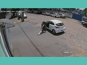 (影)女子拋下2條腿白狗　轉身將健全黑狗塞上車加速駛離！