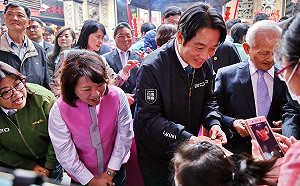 準副總統賴清德與嘉義市長黃敏惠  初一城隍廟發紅包