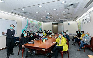 武漢肺炎》真的要戴了！ 北市府在北車發口罩給街友