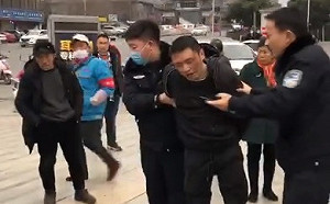 (影)武漢肺炎》震驚7瞬間!遭舉報竟砍殺同鄉 網嘆:互害模式開啟