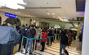 港民口罩之亂! 店家貼告示售罄 大部份人仍鼓噪拒絕離去