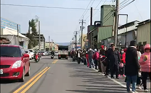 口罩之亂》政府徵用防疫口罩  民眾搶買撲空.....