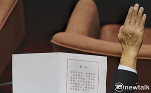 現場直擊》第十屆立法委員報到 吳斯懷對國旗宣誓