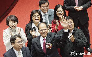 第10屆立委報到 游錫堃:能替國家社會付出很高興