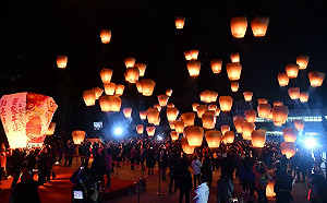 新北平溪天燈節 侯友宜祈福「做伙防疫 平安鼠喜」