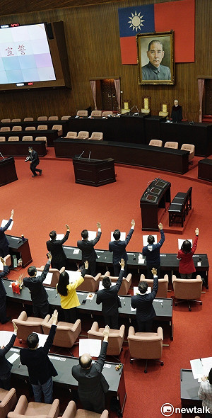 范雲提3項「告別權威」法案：不必再透過偶像塑造崇拜