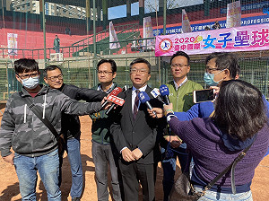 台中國際女壘賽開打 蔡其昌：運動時不用戴口罩