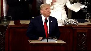 (影)不爽沒有握手?裴洛西竟當場撕毀川普國情咨文