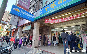 口罩實名制首日 各藥局門口都是排隊人龍